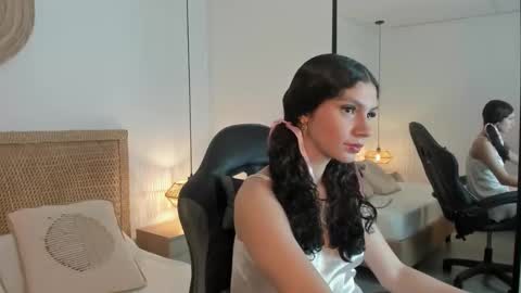 cloee20_ online show from December 15, 10:39 pm