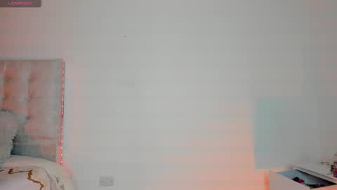 Snapshot of clover_tter_ chatting on October 22, 2:26 am Chloe online show from October 22, 2:26 am