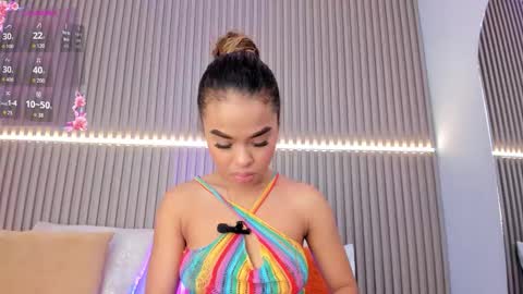 coralineross_ online show from September 15, 11:01 am