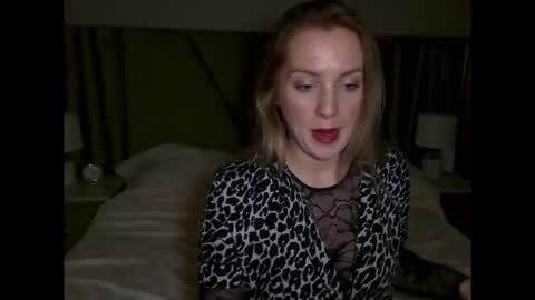 cosmo_blondiee online show from October 6, 6:04 pm