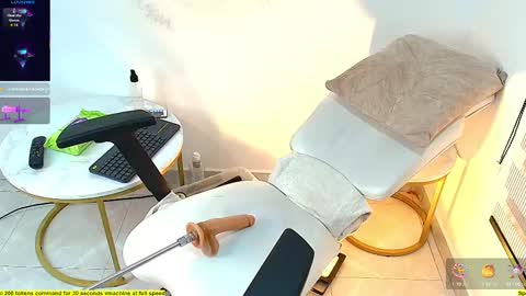  Criss Evans  online show from October 3, 8:28 pm