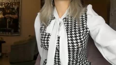 cristalbi online show from March 8, 5:17 pm