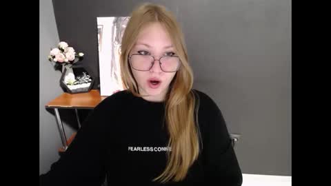 Snapshot of cute_minx chatting on October 13, 6:37 am Veronica online show from October 13, 6:37 am