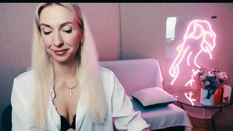 Snapshot of cute_smile_shy chatting on October 2, 8:29 pm cute_smile_shy online show from October 2, 8:29 pm