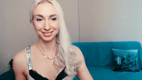 Snapshot of cute_smile_shy chatting on February 23, 11:22 am cute_smile_shy online show from February 23, 11:22 am