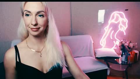 Snapshot of cute_smile_shy chatting on October 9, 7:41 pm cute_smile_shy online show from October 9, 7:41 pm