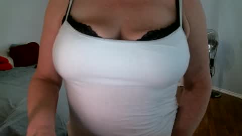 Snapshot of cutenlittle28 chatting on March 7, 2:15 am CuteNlil online show from March 7, 2:15 am