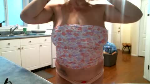 Snapshot of cutenlittle28 chatting on January 30, 3:40 pm CuteNlil online show from January 30, 3:40 pm