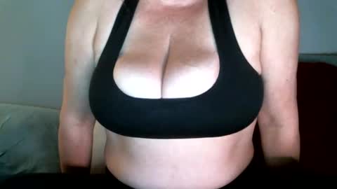 Snapshot of cutenlittle28 chatting on January 18, 6:24 am CuteNlil online show from January 18, 6:24 am