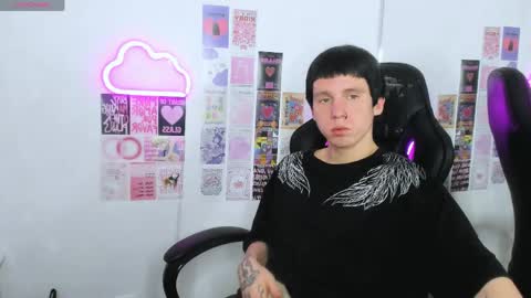 cutiekai_ online show from April 7, 8:33 pm