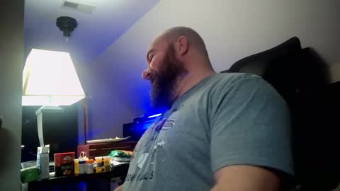 Snapshot of cwbyga chatting on October 23, 3:41 am Bubba Bull online show from October 23, 3:41 am