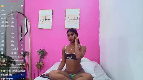 Snapshot of daddysneakinme chatting on February 25, 7:38 pm Anny online show from February 25, 7:38 pm