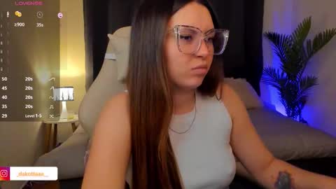 dakottaa__ online show from December 17, 12:39 am