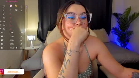 dakottaa__ online show from October 25, 12:33 am