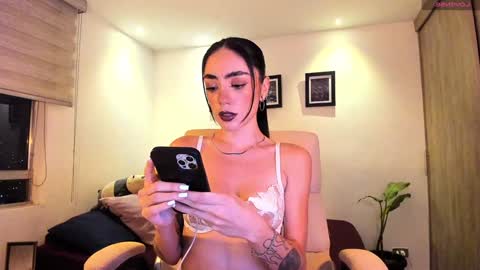 Almendra online show from December 3, 2:20 am