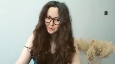 Snapshot of dalidayes chatting on December 6, 5:58 am Dali online show from December 6, 5:58 am