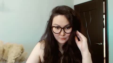 Snapshot of dalidayes chatting on October 19, 6:18 am Dali online show from October 19, 6:18 am