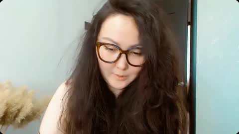 Snapshot of dalidayes chatting on October 7, 7:04 am Dali online show from October 7, 7:04 am