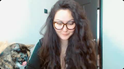 Snapshot of dalidayes chatting on October 5, 6:44 am Dali online show from October 5, 6:44 am