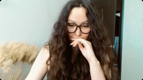 Snapshot of dalidayes chatting on October 12, 6:17 am Dali online show from October 12, 6:17 am