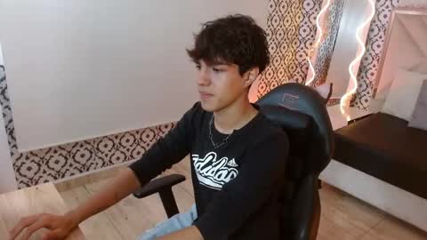 damian_tay online show from April 21, 11:39 am