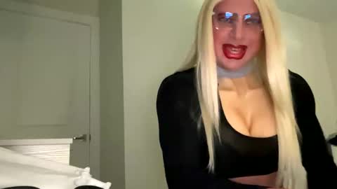 Snapshot of danicdgirl chatting on October 1, 3:22 pm danicdgirl online show from October 1, 3:22 pm