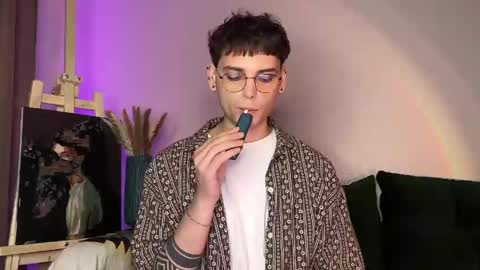 danieltuckerr online show from May 3, 9:43 pm