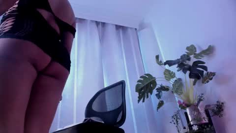 Snapshot of danna_stewart chatting on February 19, 9:47 pm Paulina online show from February 19, 9:47 pm