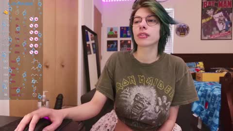 Snapshot of deadratsoup chatting on January 23, 4:04 pm Rat online show from January 23, 4:04 pm