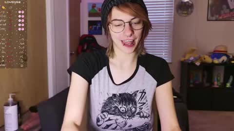 Snapshot of deadratsoup chatting on October 17, 3:27 pm Rat online show from October 17, 3:27 pm