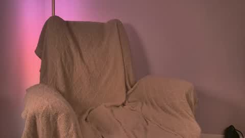 Moa . online show from April 18, 7:07 pm