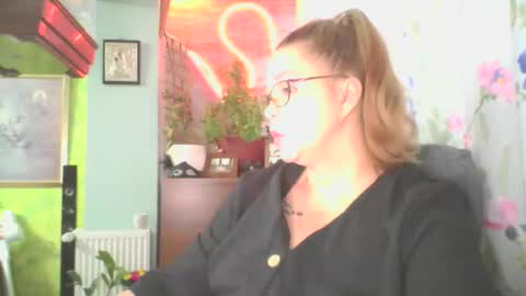 deea1805 online show from January 11, 1:50 pm