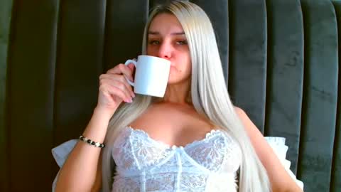 Snapshot of deliciaalove chatting on March 11, 8:52 am deliciaalove online show from March 11, 8:52 am