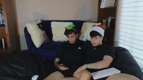 Derek online show from December 15, 9:33 pm