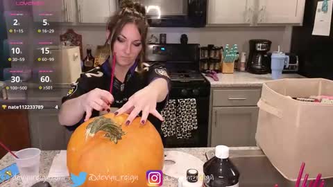 Snapshot of devynreign chatting on October 31, 12:44 am Devyn Reign online show from October 31, 12:44 am