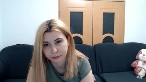 Snapshot of dianasmiey7 chatting on March 8, 6:05 pm dianasmiey7 online show from March 8, 6:05 pm