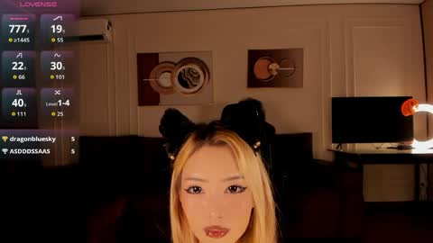 Reina online show from April 6, 1:23 pm