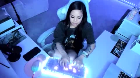 DOLLLFACE online show from February 19, 6:45 am