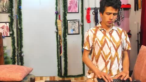 Snapshot of dom2travelers_sm chatting on January 2, 5:39 pm Diego Castell online show from January 2, 5:39 pm