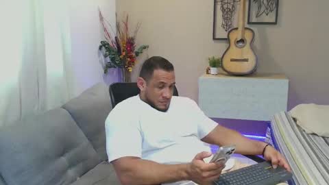 dominic_hulk1 online show from October 12, 6:10 pm
