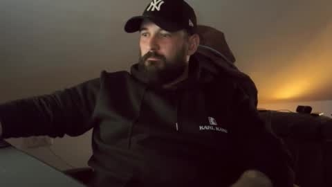 donchriiis online show from December 1, 5:33 pm