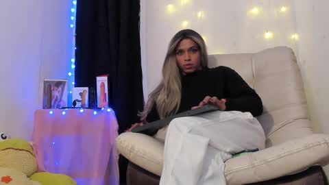 Nicolle online show from January 4, 2:25 am