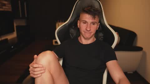 Dorian Reyes online show from November 16, 2:35 am