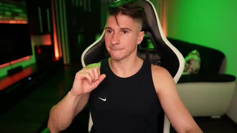 Dorian Reyes online show from October 16, 1:05 am