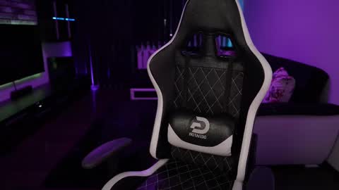 Dorian Reyes online show from February 25, 10:20 pm