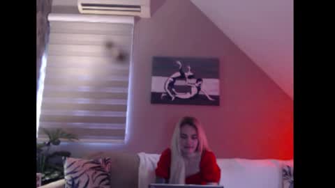 A girl online show from December 4, 8:25 am