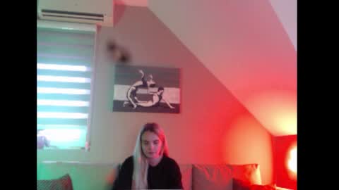 A girl online show from December 5, 8:35 am