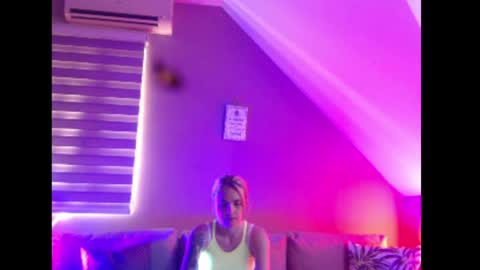 A girl online show from May 26, 7:14 am