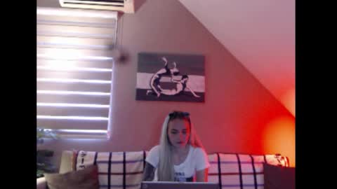 A girl online show from November 25, 8:24 am