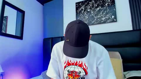 Thomas and Noah online show from November 9, 8:33 pm